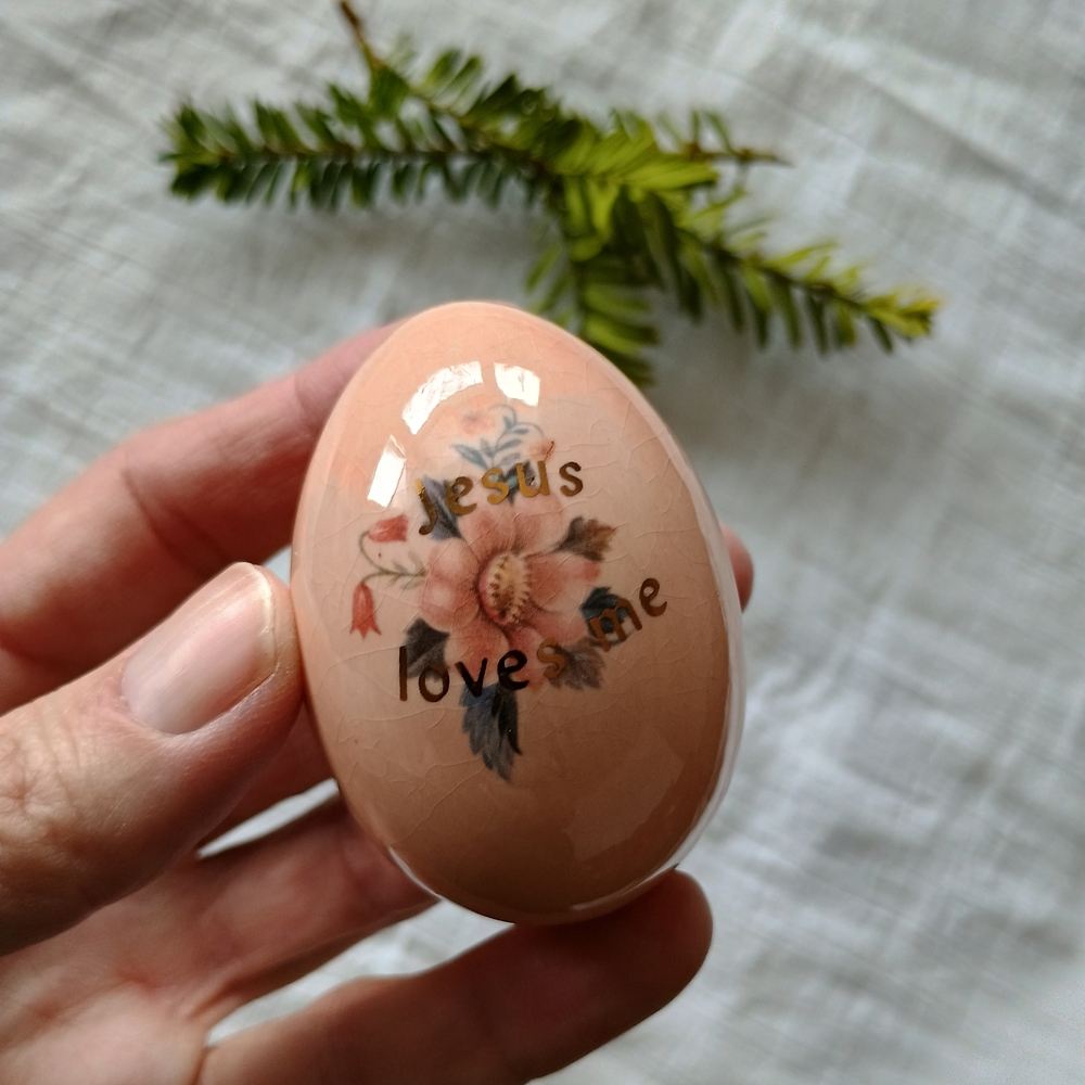 🫐 COTTAGE CORE 🫐 VTG "Jesus Loves Me" ceramic egg, Easter egg, Christian Core